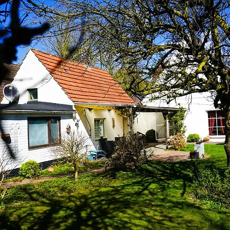 Gemuetliches Haus Mit Grossem Traumhaften Garten Holiday home Bremen